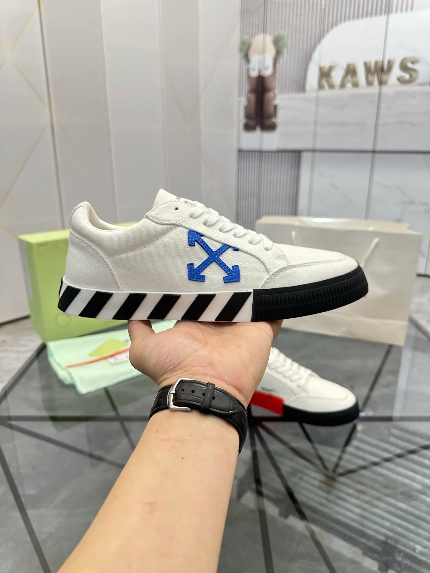 Selling men's shoes 💰: 💰P440¥ Product trademark: OFF WHITE *"OFF WHITE*" low-top casual shoes Regular size: 35-45 (can be customized to 46) Couple style Product materials: Original fabric from the upper counter, breathable lining, original outsole. No.: H203